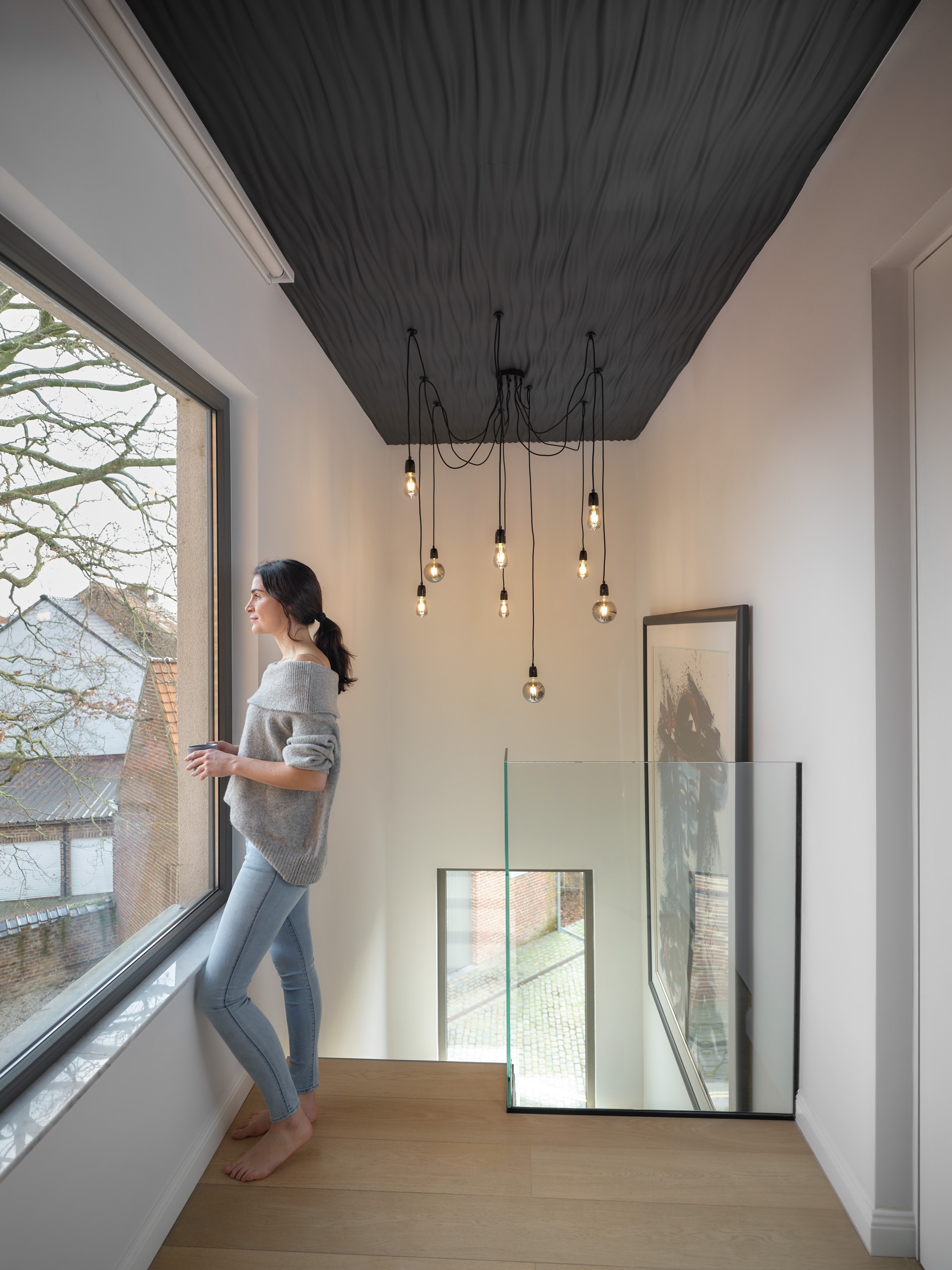 Pannelli a parete testurizzati applicati al soffitto, che creano un elemento scultoreo dal forte effetto di profondità visiva.