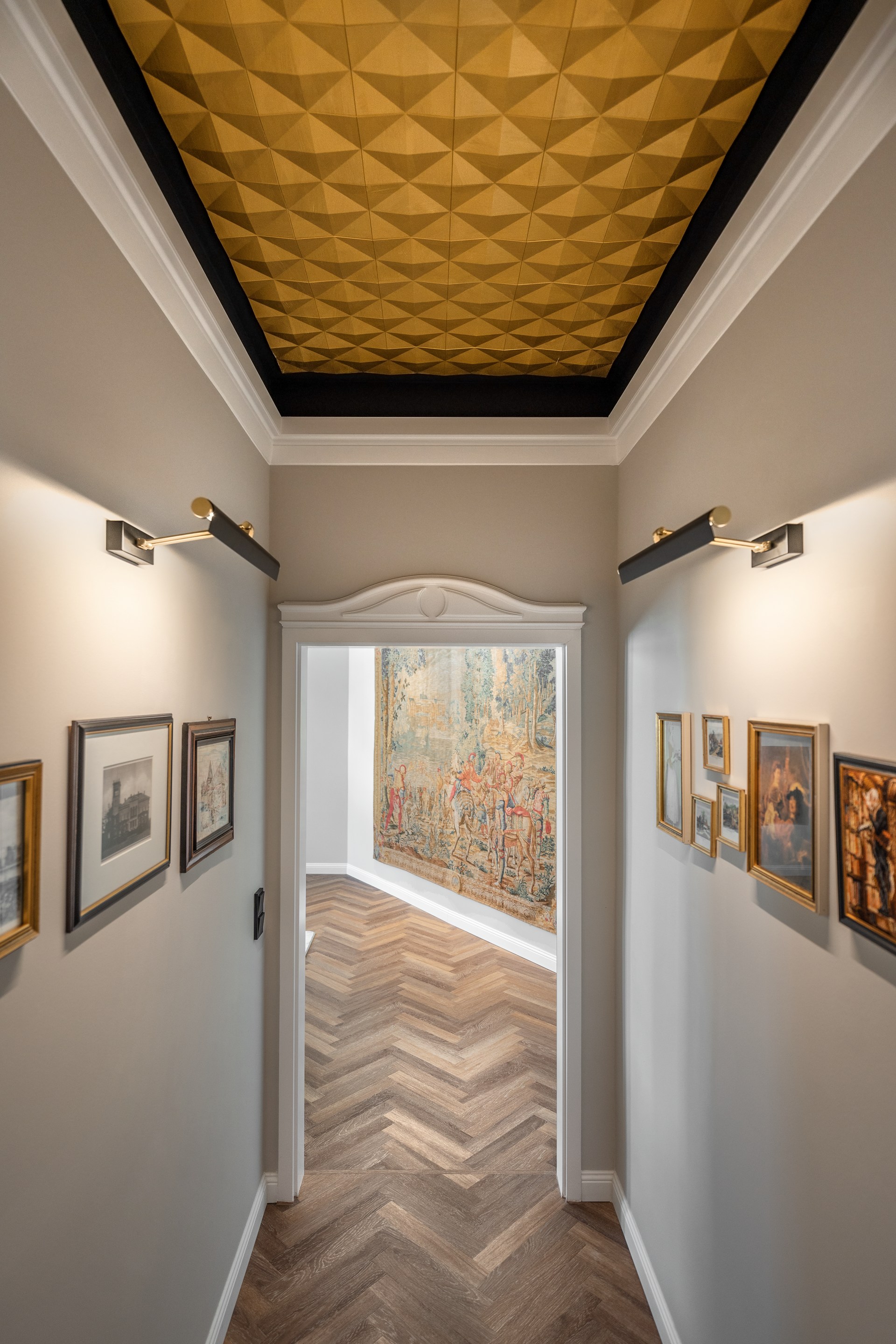 Pannelli a parete geometrici applicati al soffitto, che creano un elemento scultoreo dal forte effetto di profondità architettonica.