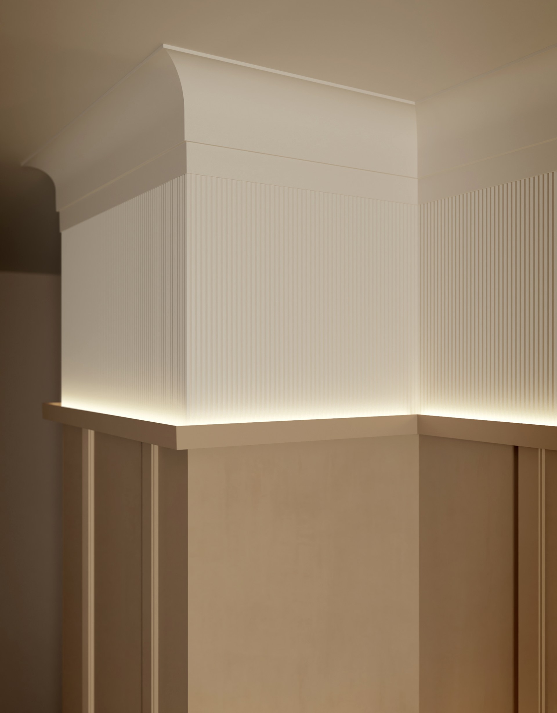 Profilo architettonico a cornice abbinato a elementi verticali a parete, che crea una raffinata transizione verso il soffitto.