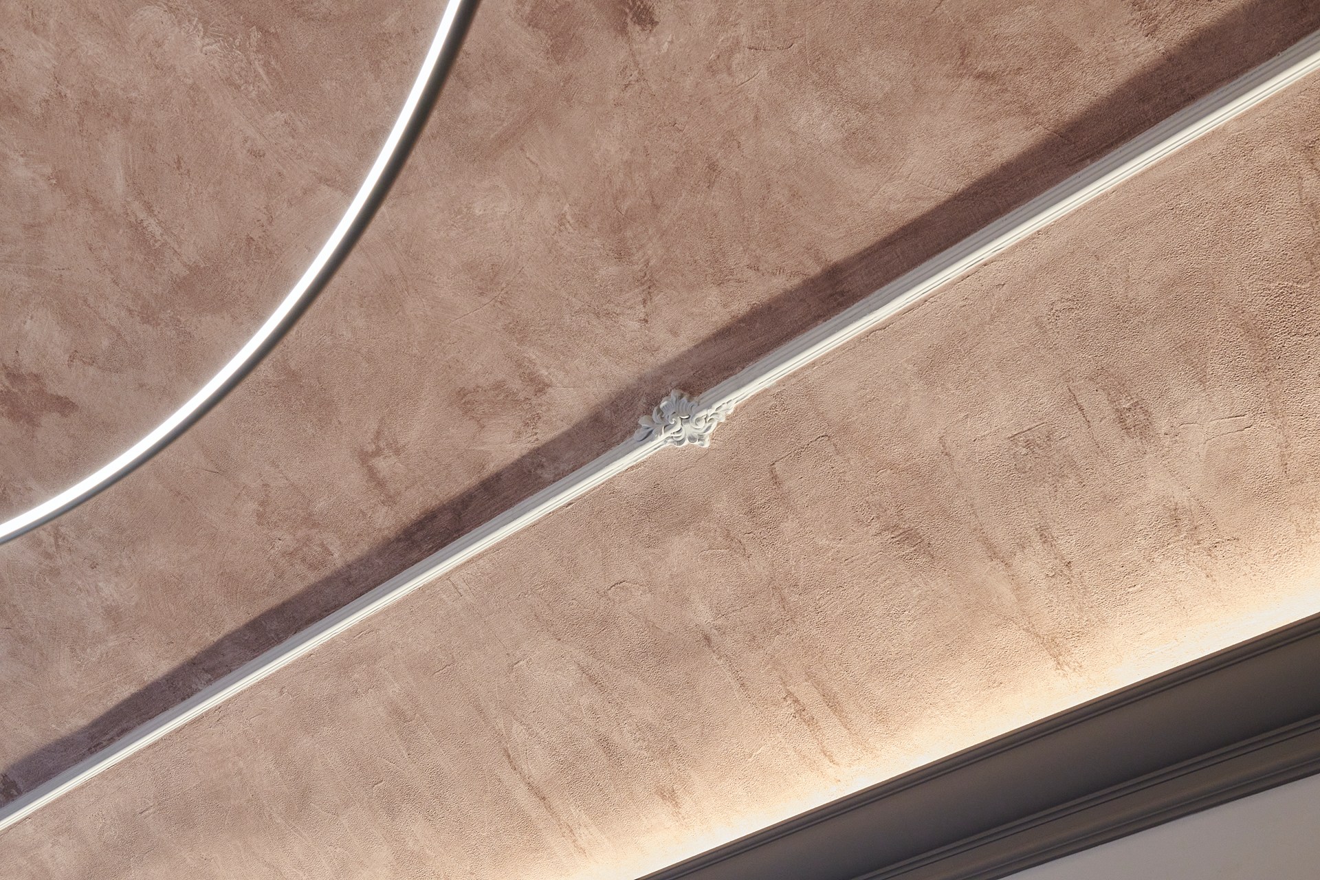 Una cornice da parete decorativa che mette in risalto le proporzioni delle pareti ed esalta il soffitto a texture grazie all'illuminazione integrata.