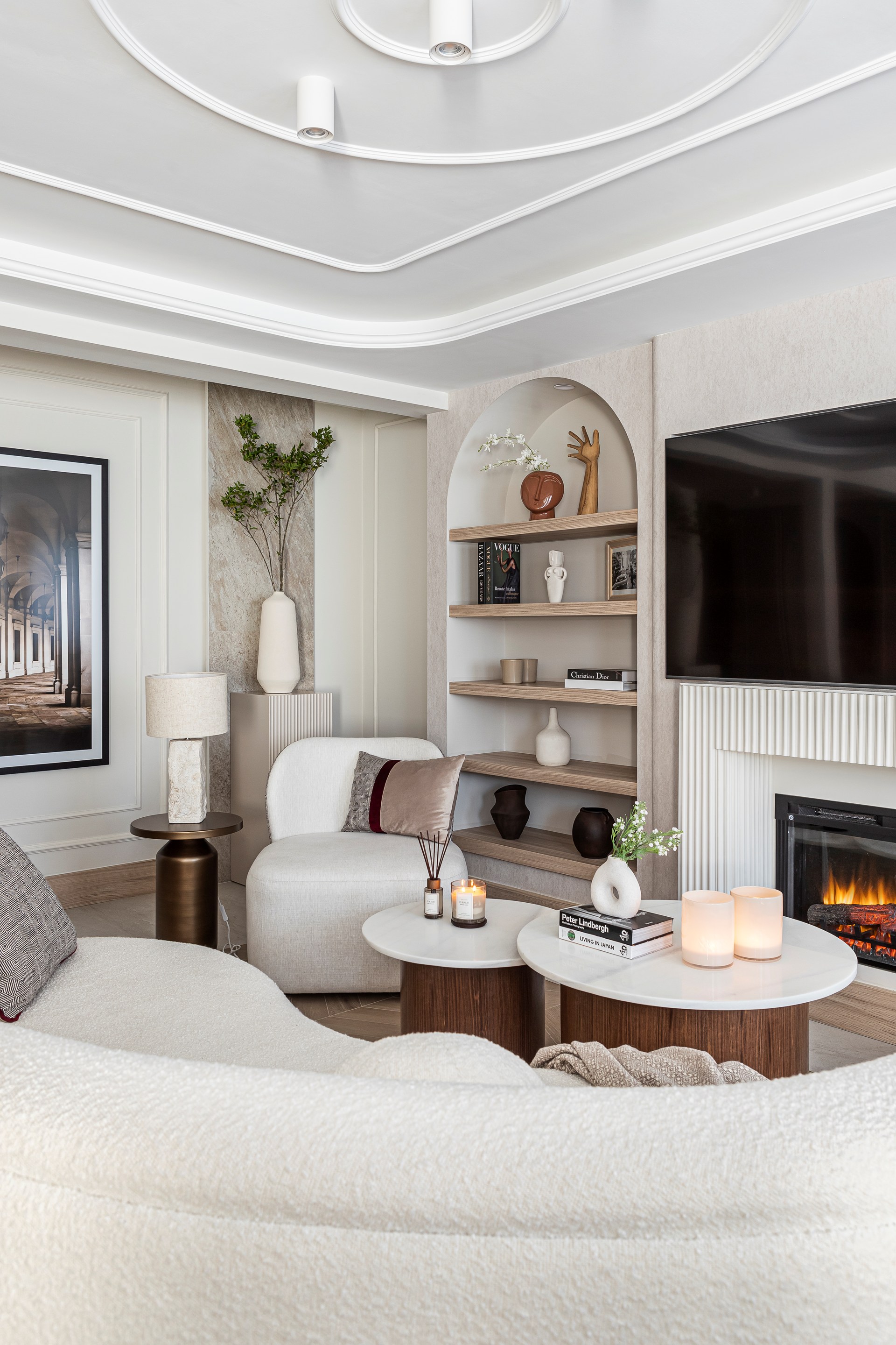Le cornici da parete decorative sul soffitto creano un effetto di profondità ed esaltano la geometria architettonica del soffitto.